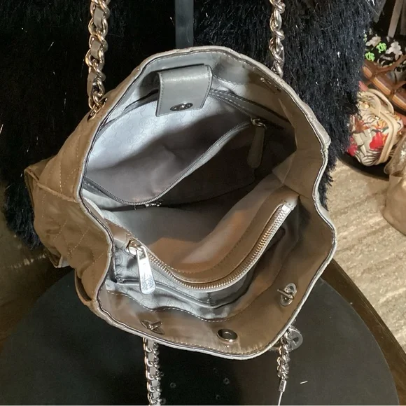 Michael Kors large quilted gray shoulder bag with silver chain straps - Picture 6 of 9